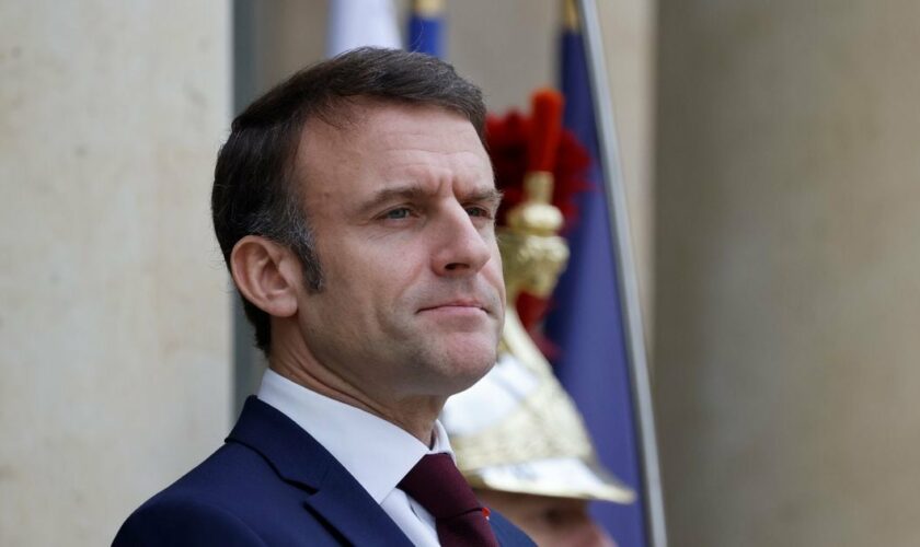 Le président Emmanuel Macron sur le perron de l'Elysée, le 19 février 2024 à Paris