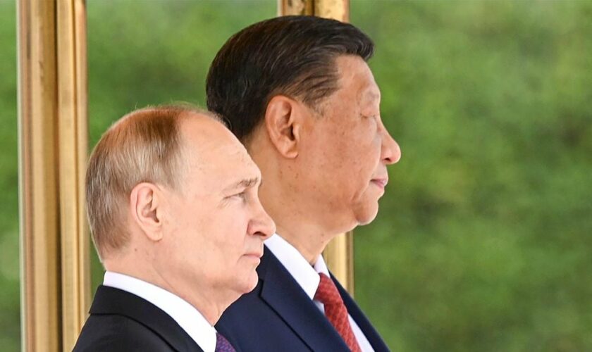 Le président russe Vladimir Poutine et le président chinois Xi Jinping à Pékin, le 16 mai 2024. Photographie publiée par le bureau de presse présidentiel russe