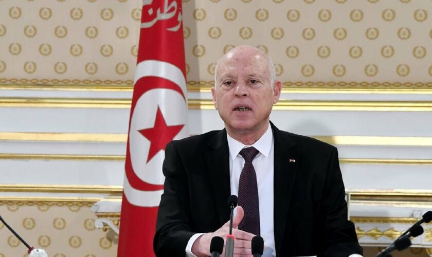 Une photo fournie par la présidence tunisienne montre le président Kais Saied participant à une réunion du gouvernement à Tunis, le 13 décembre 2021