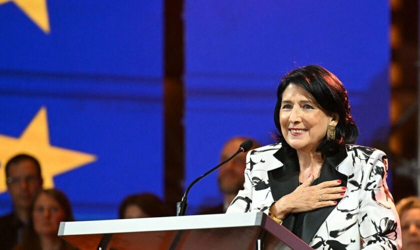 La présidente géorgienne Salomé Zourabichvili prononce un discours lors d'un rassemblement célébrant la Journée de l'Europe devant sa résidence à Tbilissi, le 9 mai 2024. (Photo par Vano SHLAMOV / AFP)