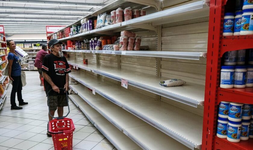 Des clients passent dans les rayons dégarnis d'un supermarché dans le quartier de Magenta, à Nouméa, en Nouvelle-Calédonie, le 18 mai 2024