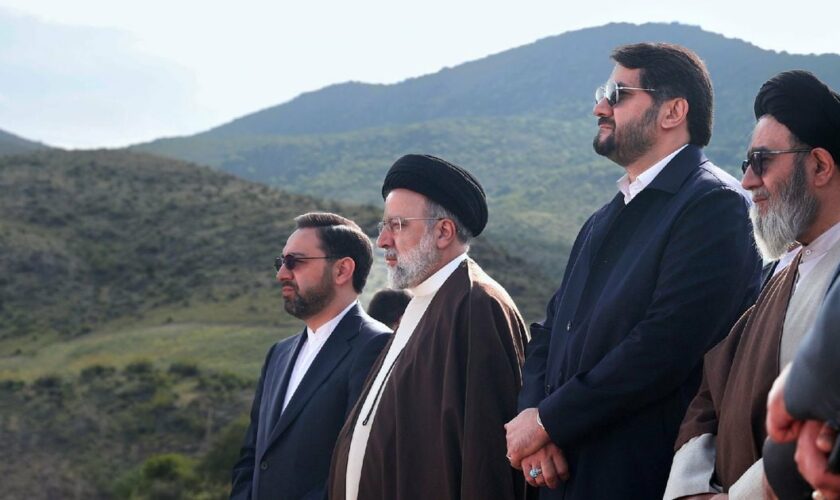 Photo émanant de la présidence iranienne montrant le président Ebrahim Raïssi (2eG) avant l'inauguration d'un barrage avec le président de l'Azerbaïdjan, Ilham Aliev, sur la rivière Aras, à la frontière entre les deux pays, le 19 mai 2024