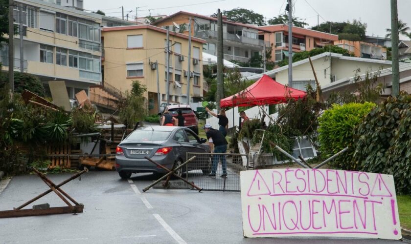 Un barrage dressé par des résidents du district des Portes de Fer, aux abords de Nouméa en Nouvelle-Calédonie, le 19 mai 2024