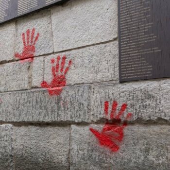 Des mains rouges ont été taguées sur le Mur des Justes à l'extérieur du mémorial de la Shoah, le 14 mai 2024, à Paris