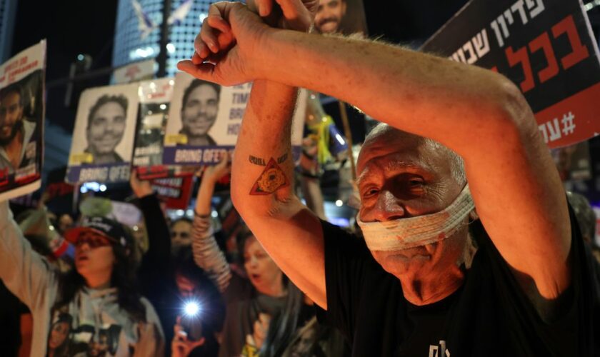 Des familles et soutiens des otages détenus à Gaza manifestent à Tel-Aviv, le 6 mai 2024 en Israël