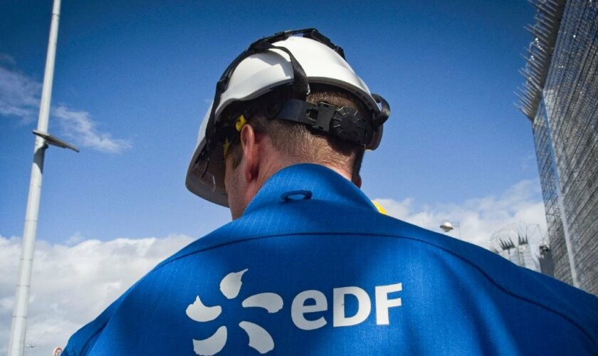 Un agent d'EDF devant la centrale nucléaire de Saint-Laurent-des-Eaux, à Saint-Laurent-Nouan, le 30 mars 2023