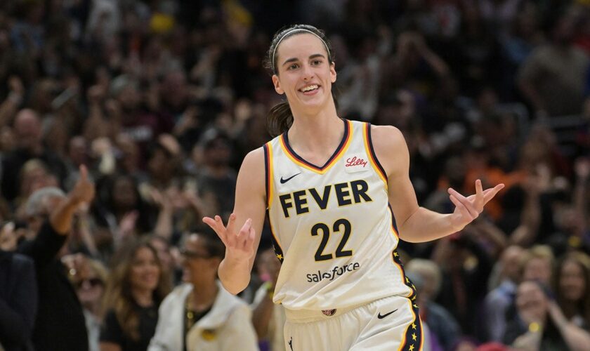 Caitlin Clark finally gets first WNBA win after pair of clutch 3s in front of star-studded L.A. crowd