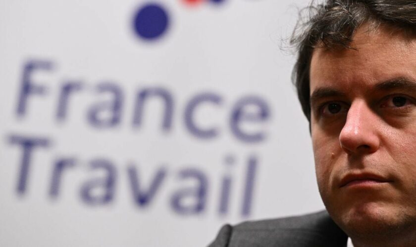 Le Premier ministre Gabriel Attal dans une agence de France Travail, le 1er mars 2024