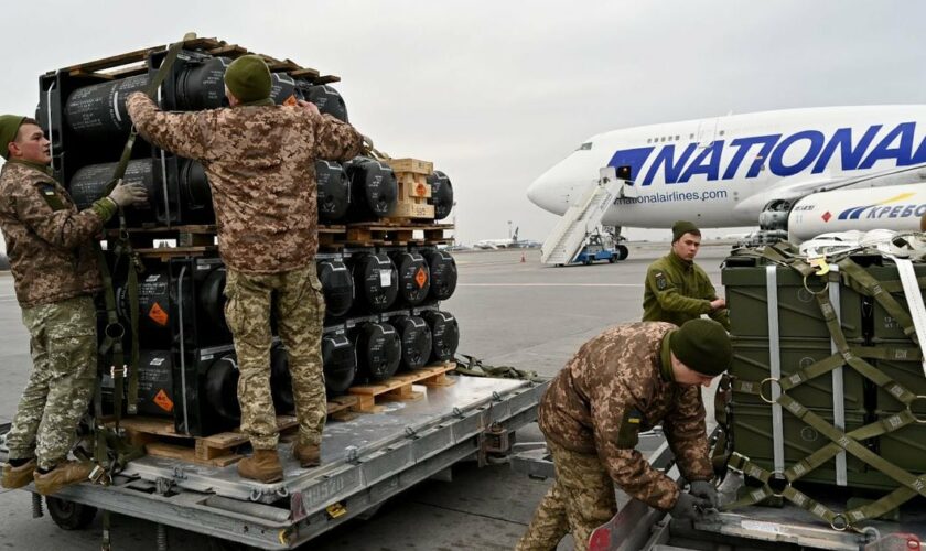 Arrivée d'un chargement de missiles antichar américains FGM-148 Javelins à l'aéroport de Kiev, en Ukraine, le 11 février 2022