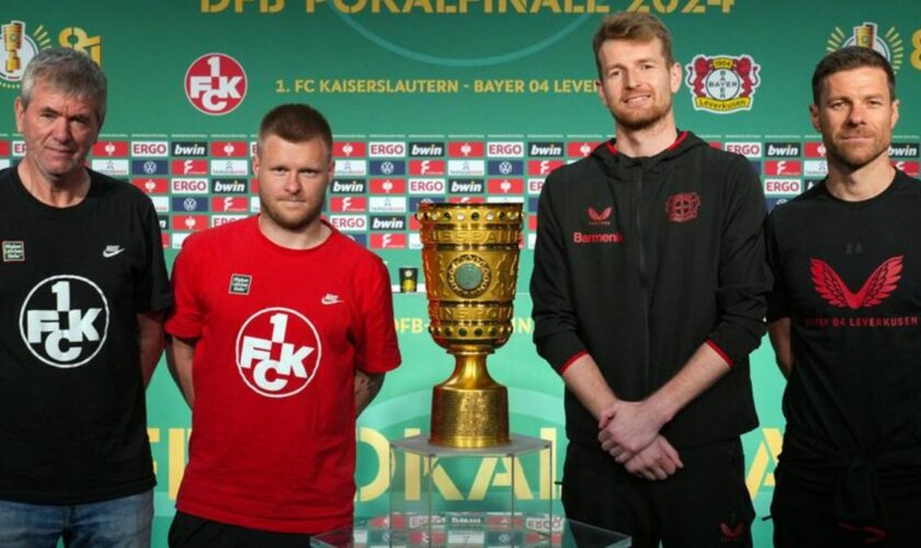 Der Respekt zwischen Kaiserslauterns Trainer Friedhelm Funkel (l) und Leverkusen-Coach Xabi Alonso (r) sehr groß. Foto: Soeren S