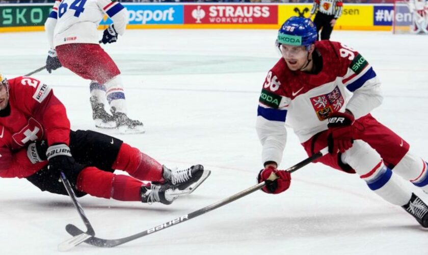 Martin Necas (r) aus Tschechien konnte sich mit seiner Mannschaft gegen die Schweiz durchsetzen. Foto: Petr David Josek/AP/dpa