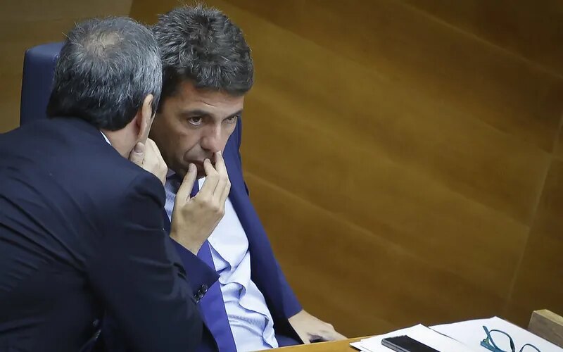 El PP busca evitar el foco electoral en sus pactos con Vox y congela en campaña  los debates sobre violencia de género o concordia