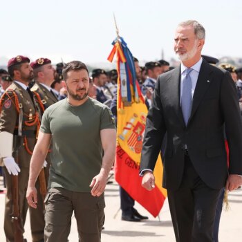 Felipe VI exige a Putin "la retirada completa, inmediata e internacional" de Ucrania durante la visita de Zelenski