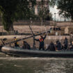 Un requin en plein Paris dans « Sous la Seine » : les secrets de tournage du prochain blockbuster de Netflix