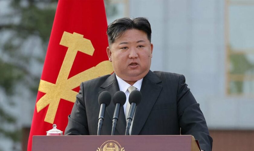 Le dirigeant nord-coréen, Kim Jong-un, le 21 mai 2024, prononçant un discours à l'école centrale de formation des cadres du Parti du travail de Corée, à Pyongyang.