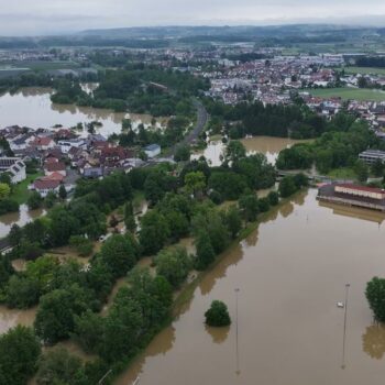 Einsatzkräfte behindert – Gemeinde am Bodensee warnt „Hochwassertouristen und Gaffer“