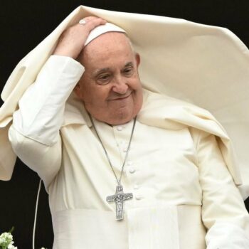 Le vent soulève la mantille du pape François alors qu'il se tient devant la loggia centrale de la basilique Saint-Pierre pour délivrer son message de Pâques, au Vatican, le 31 mars. 2024.