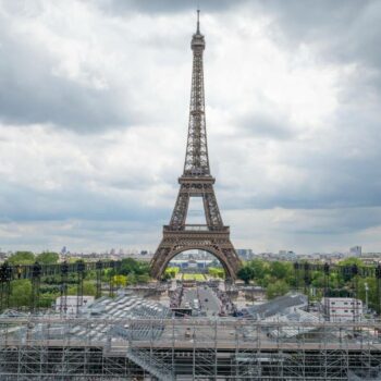 Des cercueils déposés au pied de la tour Eiffel, trois personnes en garde à vue