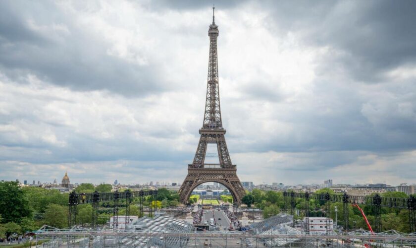 Des cercueils déposés au pied de la tour Eiffel, trois personnes en garde à vue