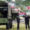 Des gendarmes français montent la garde près d'indépendantistes à l'entrée du quartier de Rivière-Salée, à Nouméa, en Nouvelle-Calédonie, territoire français du Pacifique, le 29 mai 2024. Des émeutes déclenchées par un projet de réforme constitutionnelle ont éclaté le 13 mai. La France a levé l'état d'urgence sur le territoire après deux semaines de troubles qui ont fait sept morts et des centaines de blessés (Photo Theo Rouby / AFP).