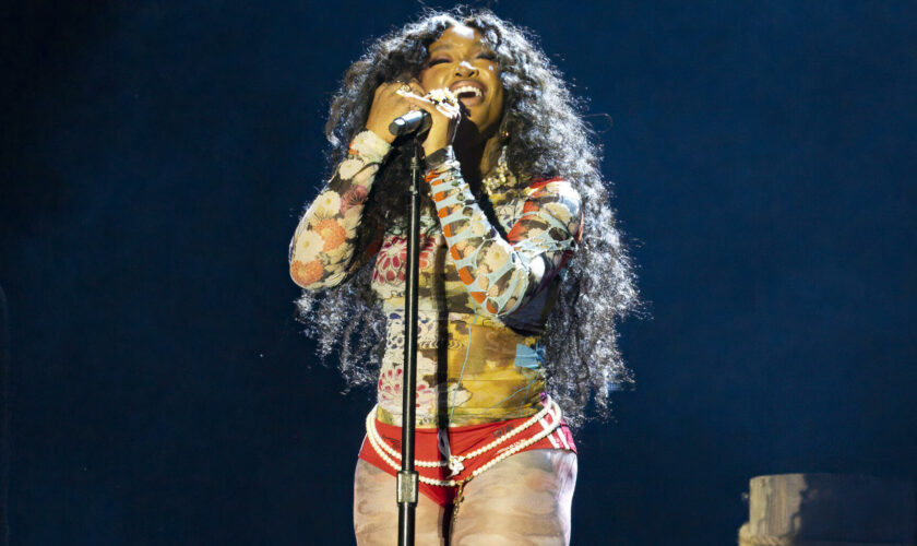 À We Love Green, la chanteuse SZA brandit un drapeau palestinien en plein concert