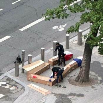 Cinq cercueils retrouvés au pied de la tour Eiffel ce week-end : ce que l’on sait