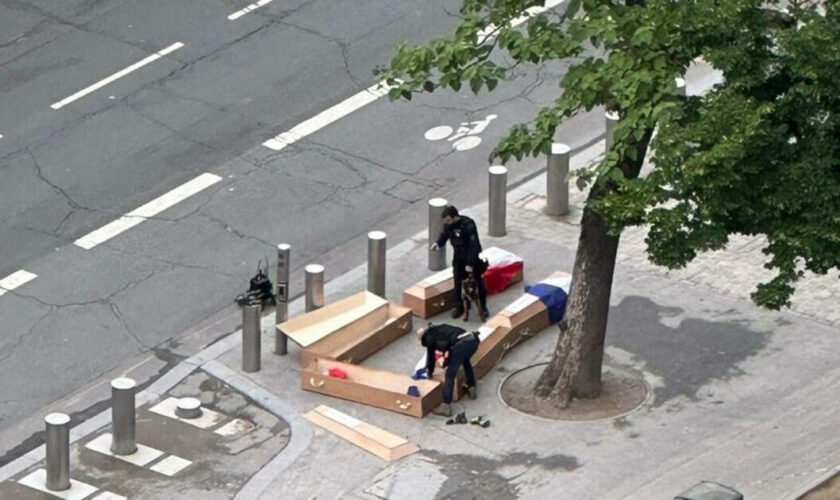 Cinq cercueils retrouvés au pied de la tour Eiffel ce week-end : ce que l’on sait