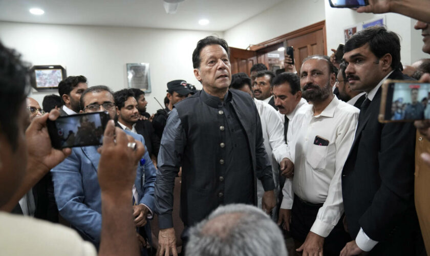 Au Pakistan, l’ancien Premier ministre Imran Khan acquitté des charges de divulgation de documents classifiés