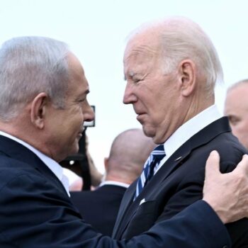 Le Premier ministre israélien Benjamin Netanyahu (g) salue le président américain Joe Biden à son arrivée à l'aéroport Ben Gourion de Tel Aviv, le 18 octobre 2023