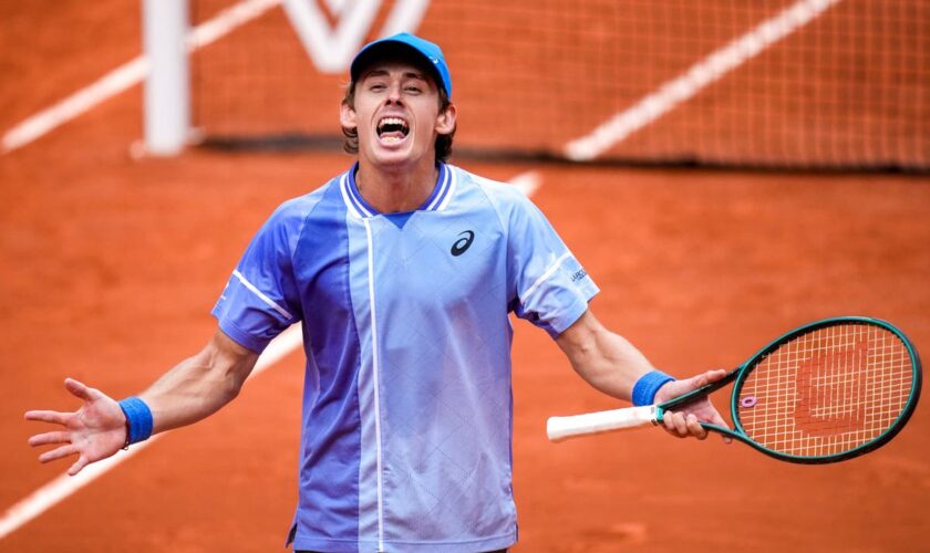 Alex De Minaur roared on by his superfan to beat Daniil Medvedev at French Open