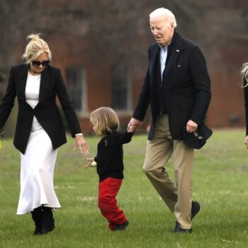 Joe Biden et sa famille, dont son fils Hunter (à droite de la photo), à Camp David dans le Maryland (État du nord-est des États-Unis), le 31 mars 2024.