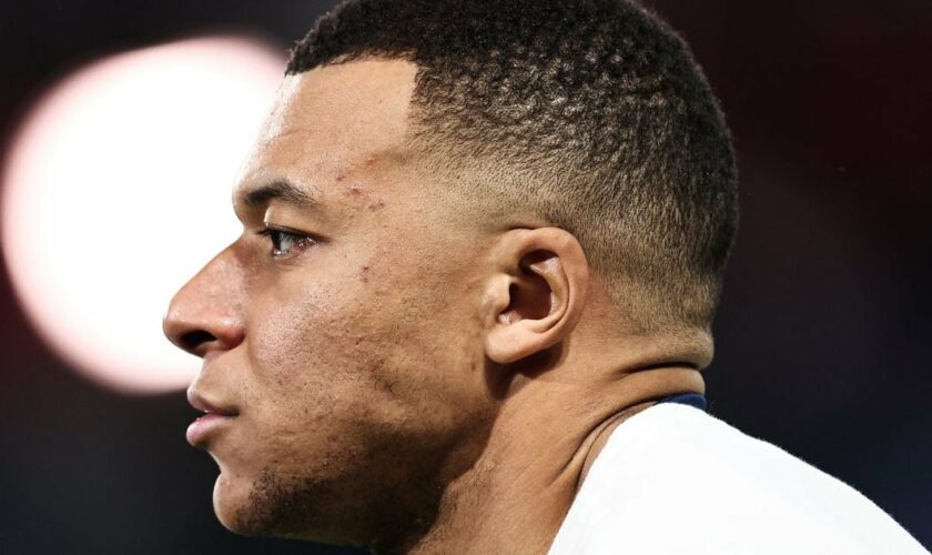 Selon la presse espagnole, Kylian Mbappé devrait toucher l'un des plus gros salaires de l'histoire du Real Madrid, autour de 35 millions d'euros bruts par saison.