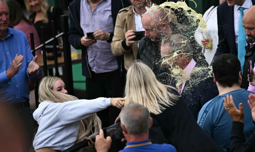 Au Royaume-Uni, Nigel Farage aspergé de milk-shake au premier jour de sa campagne