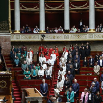 Deux collaborateurs parlementaires LFI vêtus de keffieh à l’Assemblée exclus par Yaël Braun-Pivet