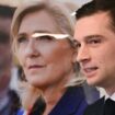 Le président du Rassemblement National et principal candidat du RN aux élections européennes Jordan Bardella devant une photo de Marine Le Pen, à Paris le 25 avril 2024