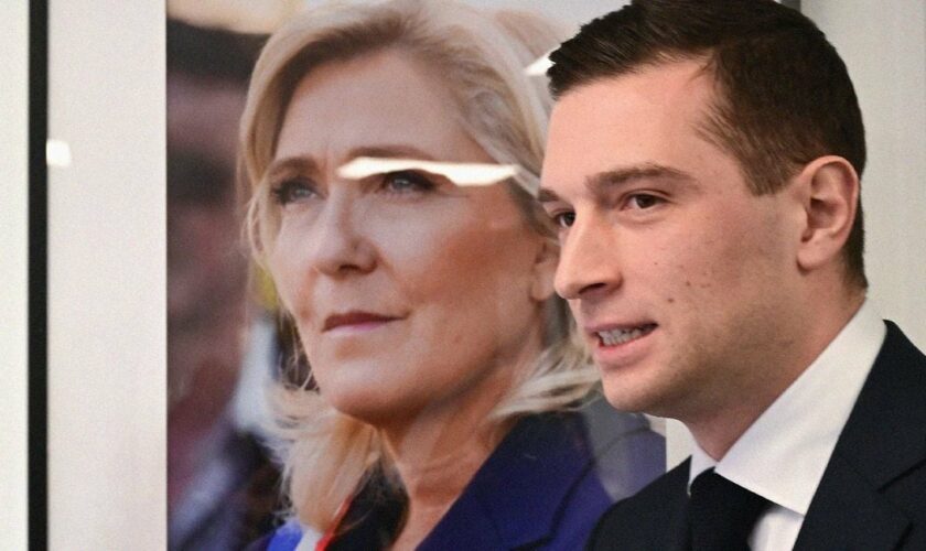 Le président du Rassemblement National et principal candidat du RN aux élections européennes Jordan Bardella devant une photo de Marine Le Pen, à Paris le 25 avril 2024