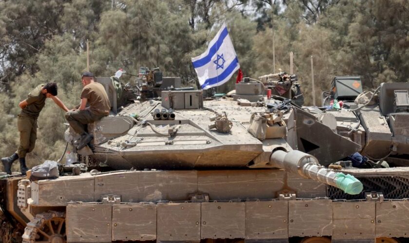 Des chars de l'armée israélienne sont positionnés dans une zone de la frontière sud d'Israël avec la bande de Gaza, le 29 mai 2024