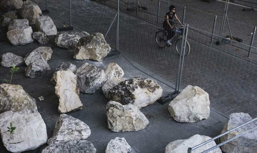 Jeux olympiques : l’association La Cloche sonne l’alerte sur le mobilier urbain «anti-SDF» à Paris