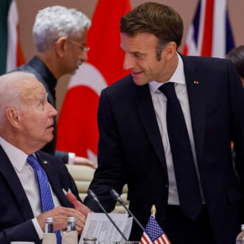 80 ans du débarquement : "un casse-tête"... Ce que Macron a prévu pour Biden