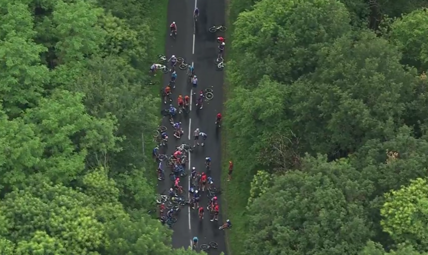 Critérium du Dauphiné : une chute massive provoque la neutralisation de la 5e étape