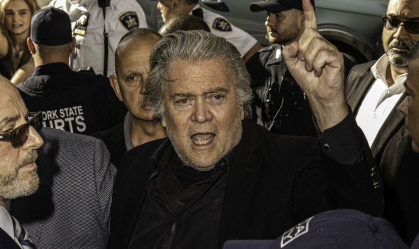 Aux États-Unis, l’ex-conseiller de Donald Trump Steve Bannon va bientôt purger sa peine de prison