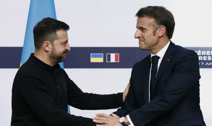 Avec Zelensky, Macron confirme l’envoi d’instructeurs militaires à Kiev malgré les « menaces » de Moscou