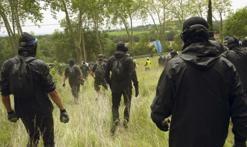 Mobilisation contre l’A69 : les images de la manifestation qui a dégénéré en affrontement avec les forces de l’ordre