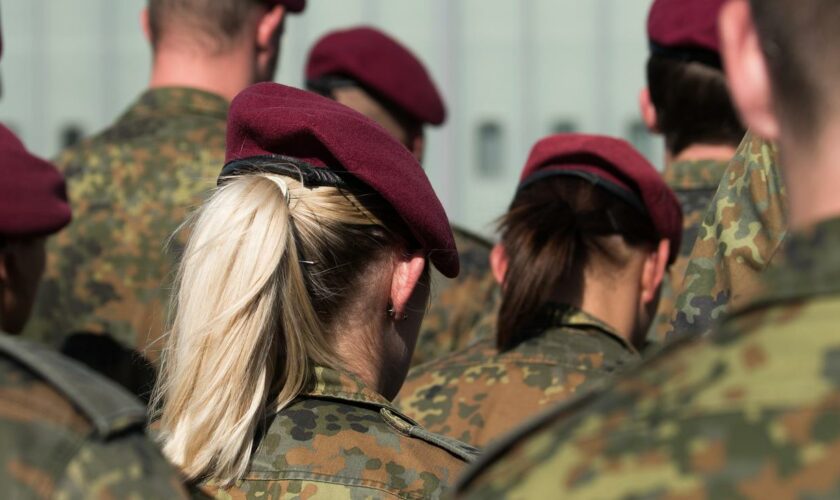 Bundeswehr: Unionspolitiker fordern Wehrpflicht auch für Frauen