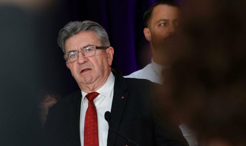 Le leader de LFI Jean-Luc Mélenchon s'adresse à ses partisans le 9 juin 2024 à Paris après l'annonce d'élections législatives anticipées