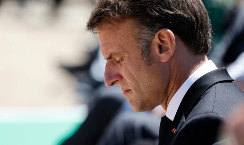 Le président français Emmanuel Macron assiste à une cérémonie marquant le 80e anniversaire du massacre de 643 personnes par les forces allemandes nazies, à Oradour-sur-Glane, dans le sud-ouest de la France, le 10 juin 2024. (Photo by Ludovic MARIN / POOL / AFP)