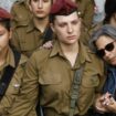 Des soldates israéliennes lors de funérailles militaires, le 7 mars 2024, à Netanya.