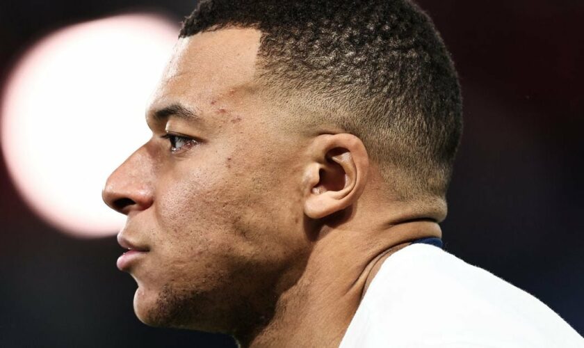 Selon la presse espagnole, Kylian Mbappé devrait toucher l'un des plus gros salaires de l'histoire du Real Madrid, autour de 35 millions d'euros bruts par saison.