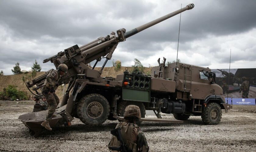 Au salon Eurosatory, la future politique française de défense en question