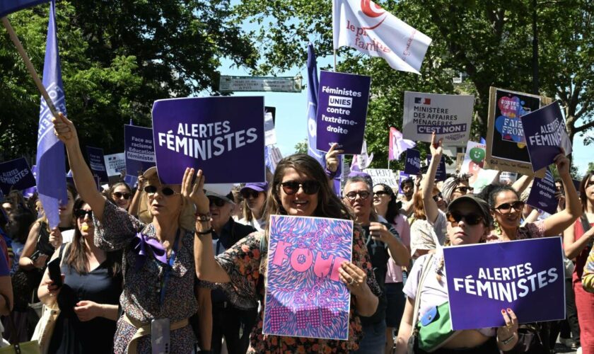 « Mes libertés en danger » : à l’appel d’associations féministes, des dizaines de milliers de manifestants contre l’extrême droite